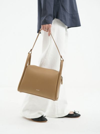 sugaya design lab  エナメルバッグ　ブラック＆チョコ sugaya design lab エナメルバッグ ブラック＆チョコ
